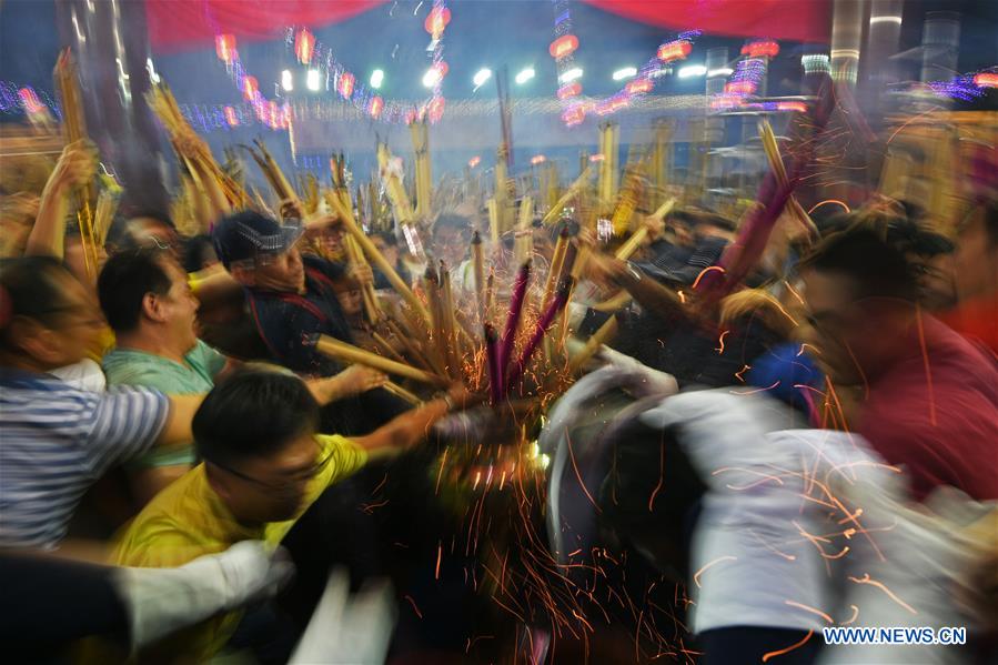 SINGAPORE-TEMPLE-CHINESE LUNAR NEW YEAR-INCENSE BURNING