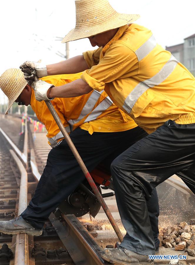 CHINA-SHANGHAI-HEAT-RAIL MAINTENANCE (CN)