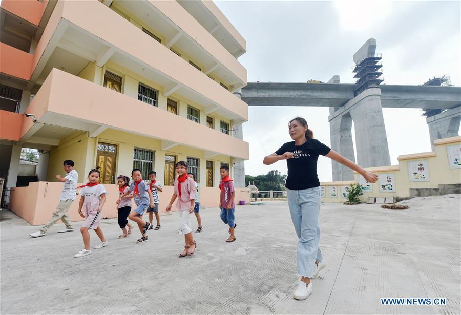 CHINA-FUJIAN-FUZHOU-ISOLATED ISLAND-TEACHER COUPLE (CN)