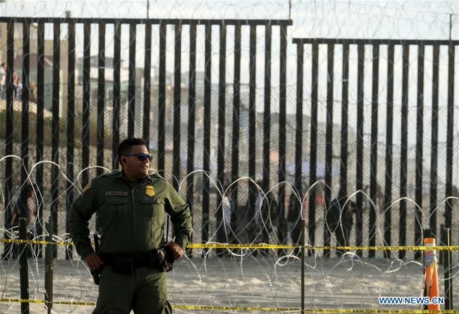 U.S.-SAN DIEGO-BORDER FENCE-MIGRANTS