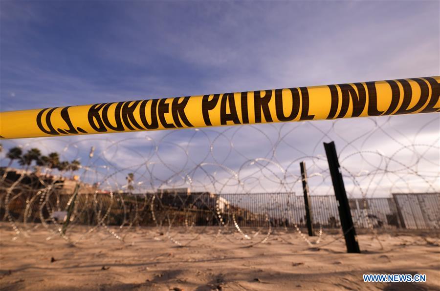 U.S.-SAN DIEGO-BORDER FENCE-MIGRANTS