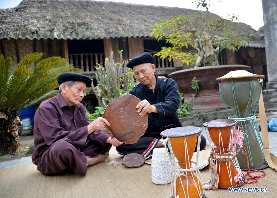 VIETNAM-TUYEN QUANG-PORCELAIN DRUM