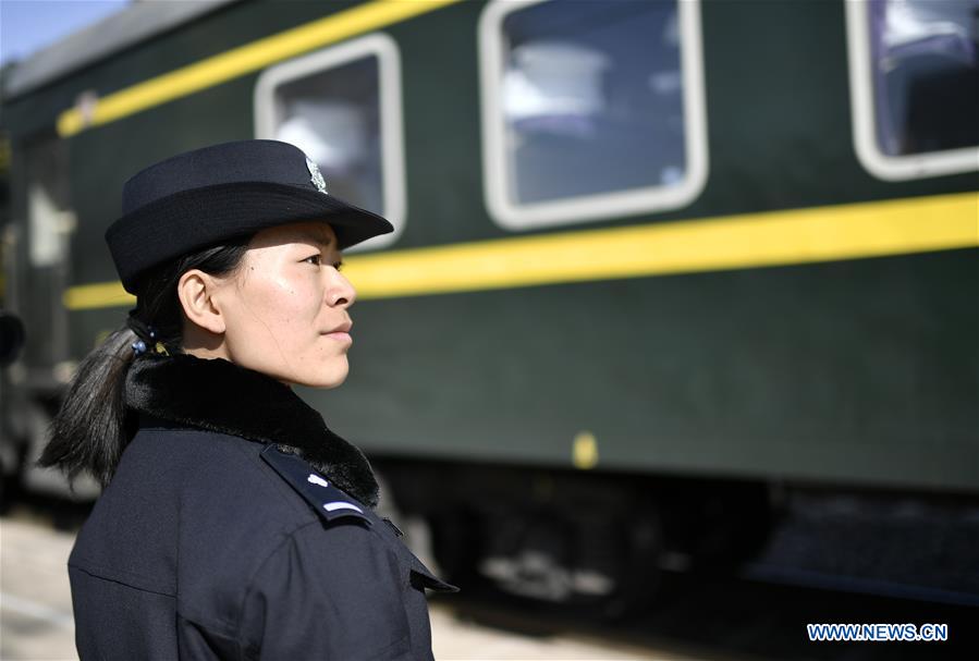 Xinhua Headlines: Guarding a 36-km railway line with love