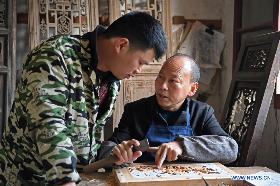 (MASTEROFCRAFTS)CHINA-JIANGXI-THREE CARVINGS IN WUYUAN-INHERITOR (CN)