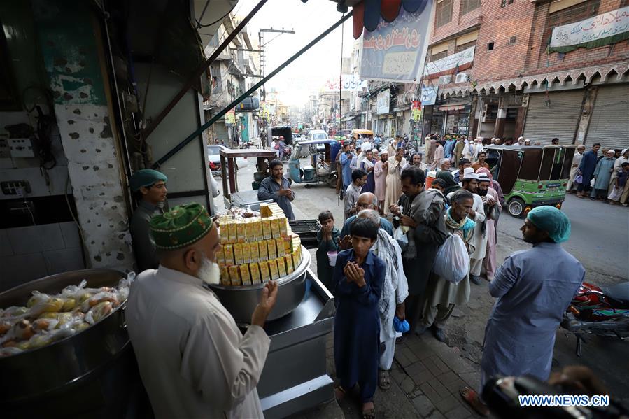 PAKISTAN-RAWALPINDI-RAMADAN-FOOD-DISTRIBUTION