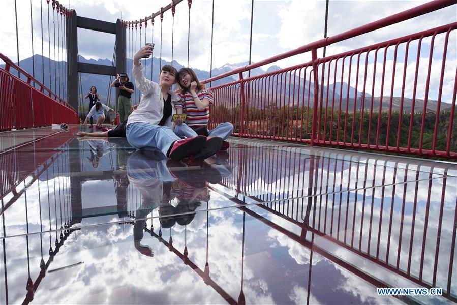 YUNNAN-LIJIANG-GLASS SKYWALK-TOURISM (CN)