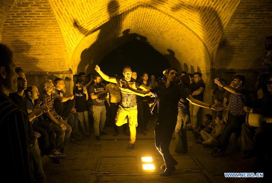 IRAN-ISFAHAN-KHAJU BRIDGE-NIGHT LIFE