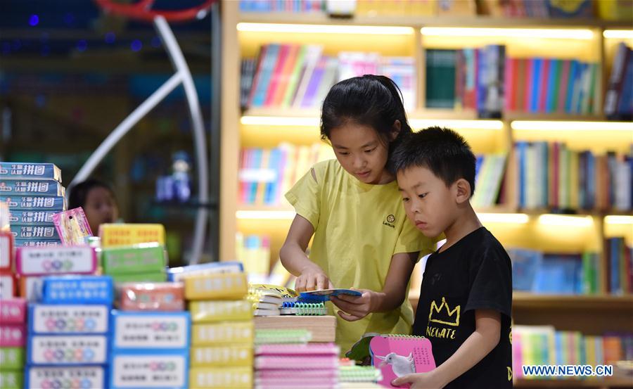 CHINA-HEBEI-DINGZHOU-BOOKSTORE-READING (CN)