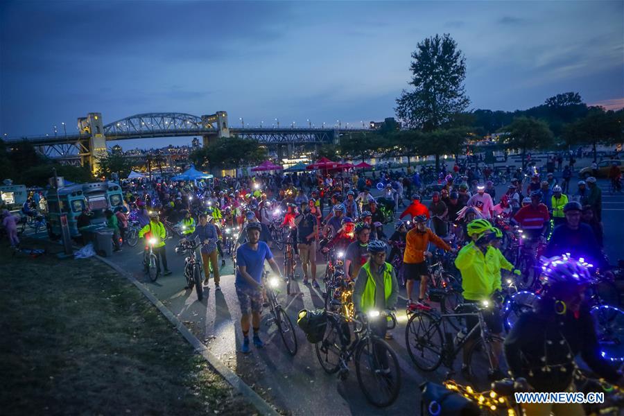 CANADA-VANCOUVER-BIKE THE NIGHT-EVENT