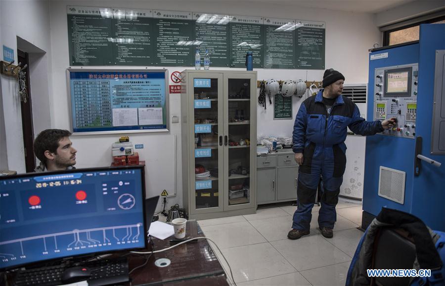 CHINA-SHAANXI-MOUNT HUASHAN-CABLEWAY MAINTENANCE (CN)