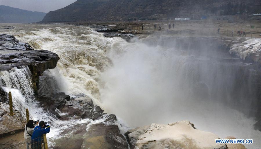 CHINA-HUKOU WATERFALL-WINTER SCENERY (CN)