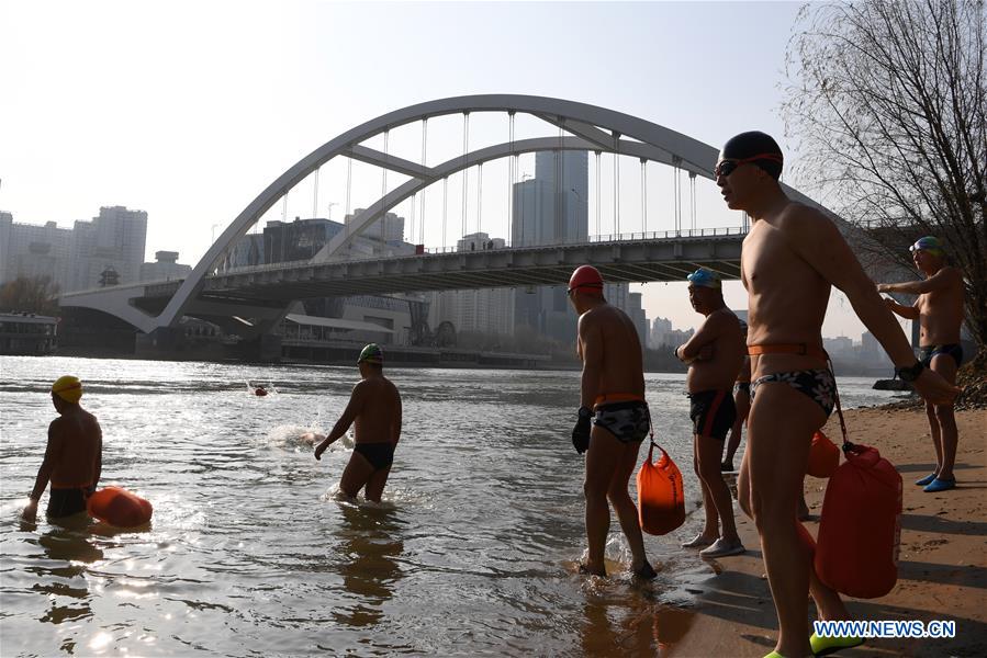 (SP)CHINA-LANZHOU-YELLOW RIVER WINTER SWIMMERS