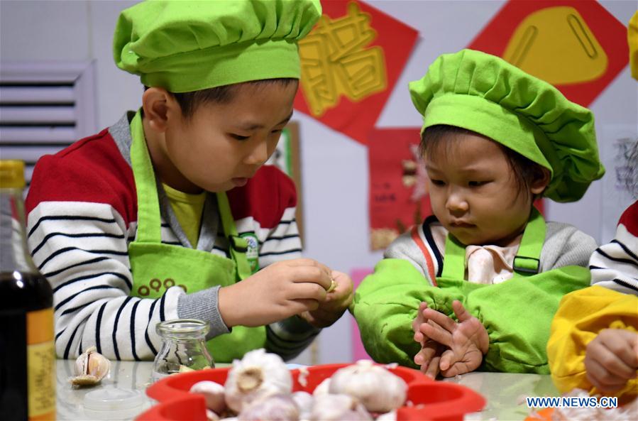 CHINA-SHIJIAZHUANG-LABA FESTIVAL-KINDERGARTEN (CN)