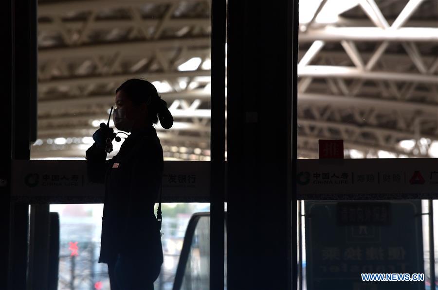 CHINA-JIANGXI-NANCHANG-CORONAVIRUS-RAILWAY STATION-COUPLE (CN)