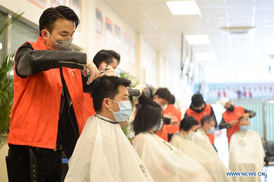 CHINA-SICHUAN-CHENGDU-NOVEL CORONAVIRUS-VOLUNTEER BARBERS (CN)