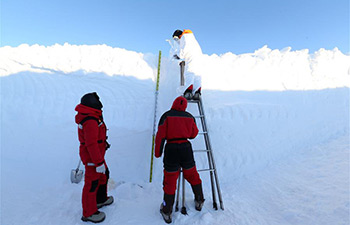 China's Antarctic expedition team takes sample from snow pit