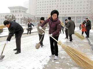 今年流行“领导扫大街”？