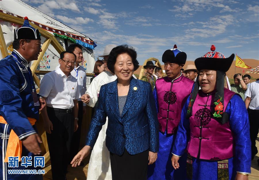 8月10日，中共中央政治局委员、中央统战部部长、中央代表团副团长孙春兰率中央代表团三分团继续在内蒙古自治区阿拉善盟看望慰问，把以习近平同志为核心的党中央的亲切关怀和全国各族人民的美好祝福带给阿拉善各族各界干部群众。这是孙春兰在牧民张辉生（右二）家了解生产生活情况。新华社记者 任军川 摄