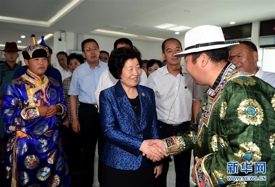 8月11日，带着以习近平同志为核心的党中央的亲切关怀和全国各族人民的美好祝福，中共中央政治局委员、中央统战部部长、中央代表团副团长孙春兰率中央代表团三分团在锡林郭勒盟看望各族干部群众，共同庆祝内蒙古自治区成立70周年。这是孙春兰在非公企业大庄园生态牛羊肉产业示范园同前来售羊的牧民亲切交谈。新华社记者 任军川 摄