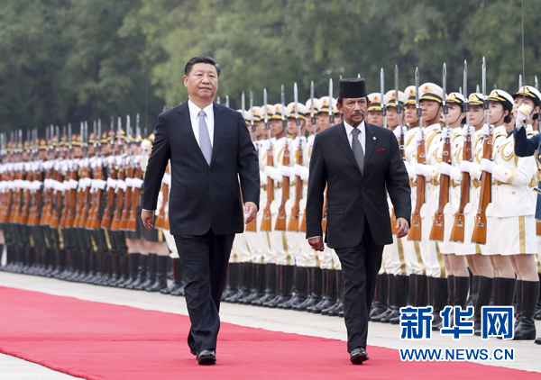 9月13日，国家主席习近平在北京人民大会堂同文莱苏丹哈桑纳尔举行会谈。这是会谈前，习近平在人民大会堂东门外广场为哈桑纳尔举行欢迎仪式。新华社记者 谢环驰 摄