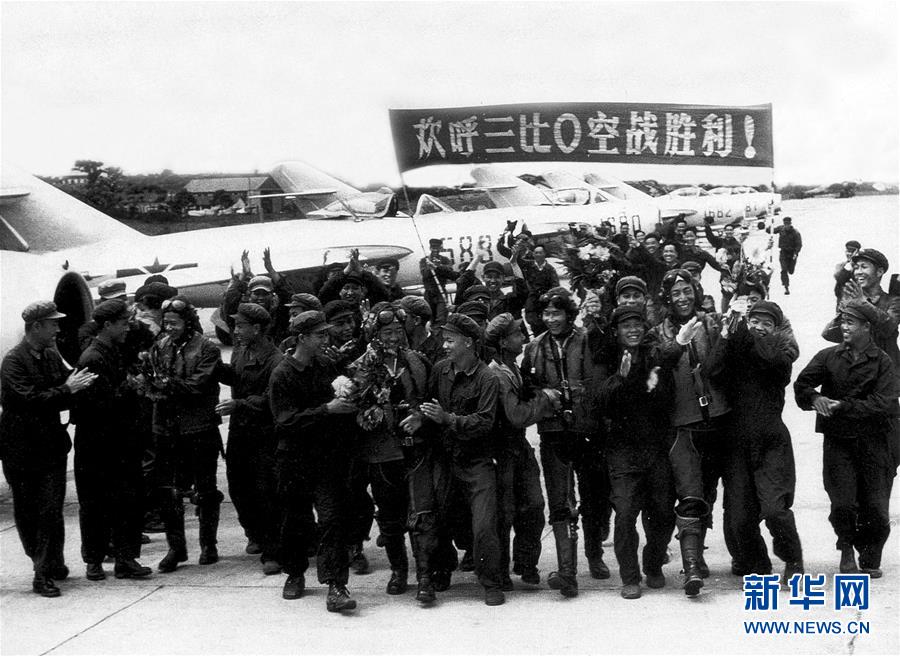 （新华全媒头条·人民空军70年·图文互动）（4）阳光照耀奋飞的航程——党中央、中央军委和习主席关心人民空军建设发展纪实