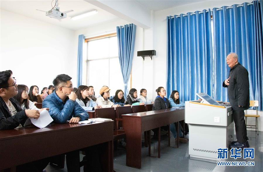 （新华全媒头条·图文互动）（2）沧海横流 信仰弥坚——记共产党员、湘潭大学九旬教授沧南