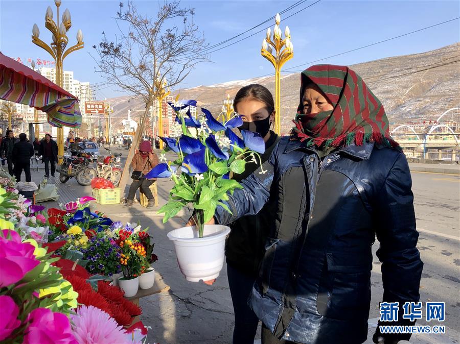 （新春走基层·图文互动）（2）“只要备好年货，新的一年就可以风调雨顺”——腊月藏区年货市场见闻