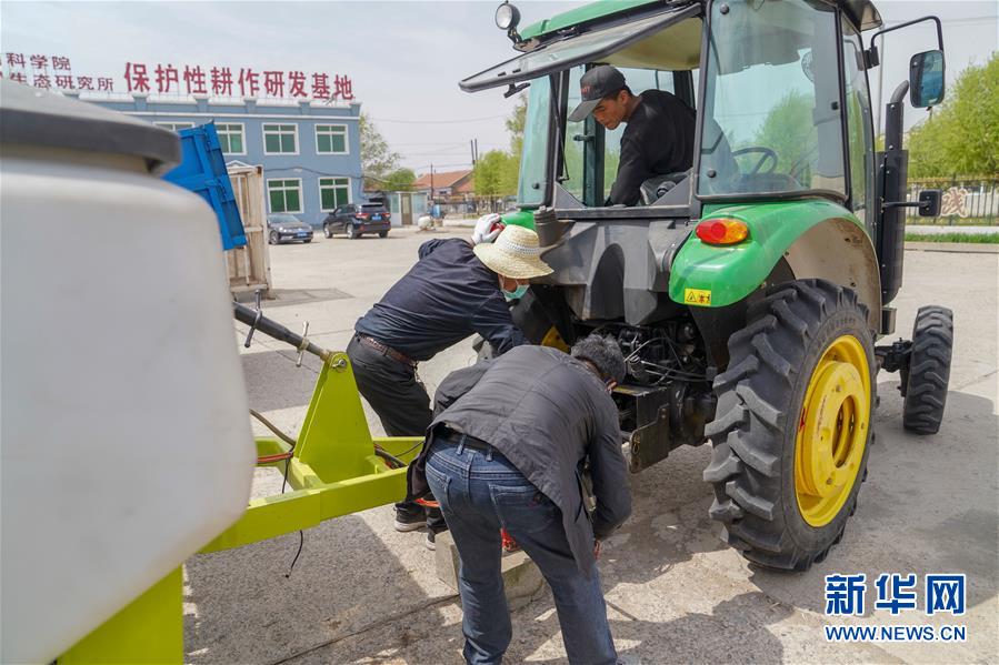 （在习近平新时代中国特色社会主义思想指引下——新时代新作为新篇章·习近平总书记关切事·图文互动）（10）让每一寸耕地都成为丰收的沃土——我国加强耕地?；ね平?ldquo;藏粮于地”