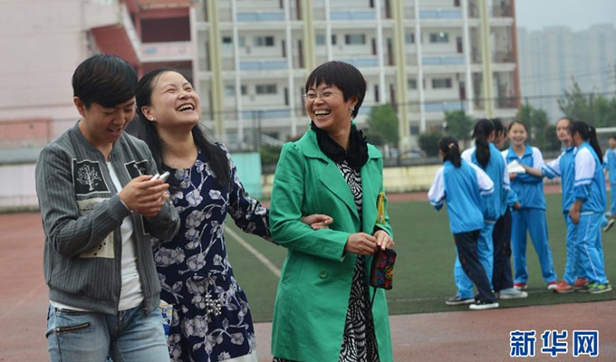 午饭后，刘芳与两位同事在操场散步聊天