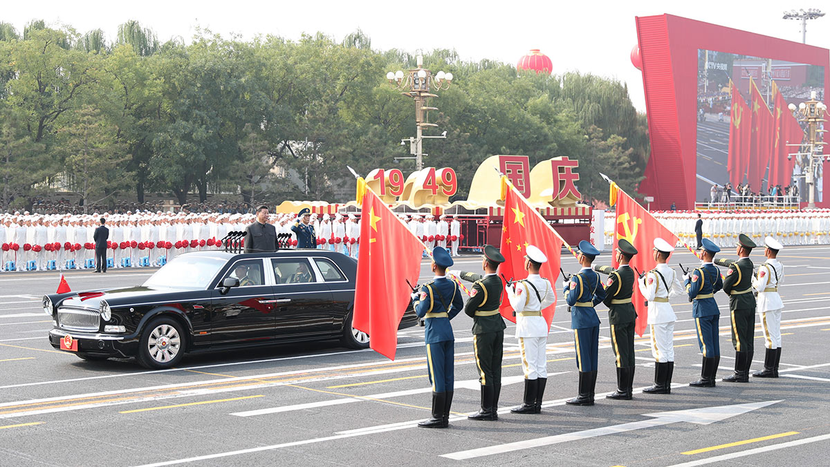 习近平驱车行进至党旗、国旗、军旗前，向旗帜行注目礼