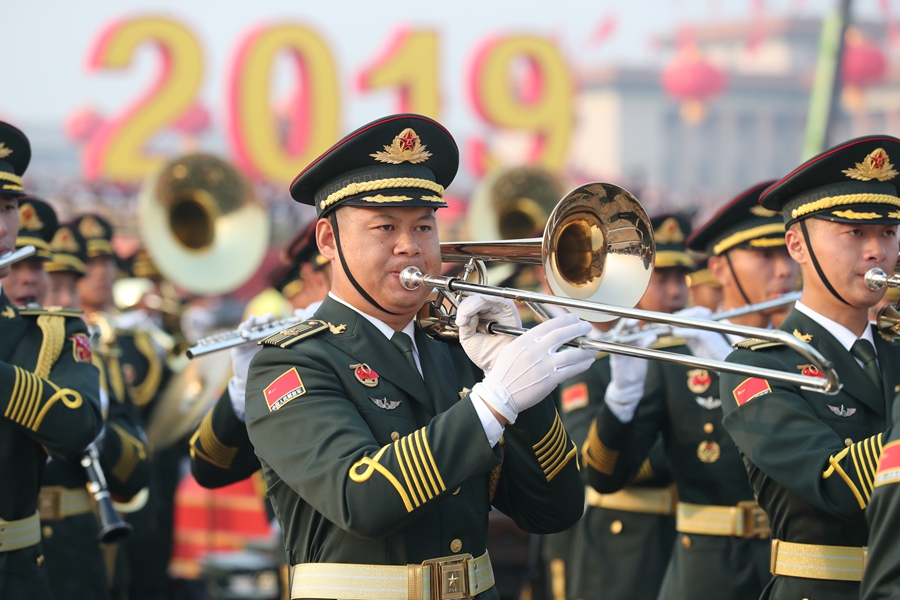 解放军联合军乐团在广场就位后进行准备工作和试奏。据了解，解放军联合军乐团此次演奏是从开国大典至今历次阅兵以来演奏曲目最多的一次，不少曲目是为此次阅兵量身打造的全新作品，此次也是历次女演奏员最多的一次。