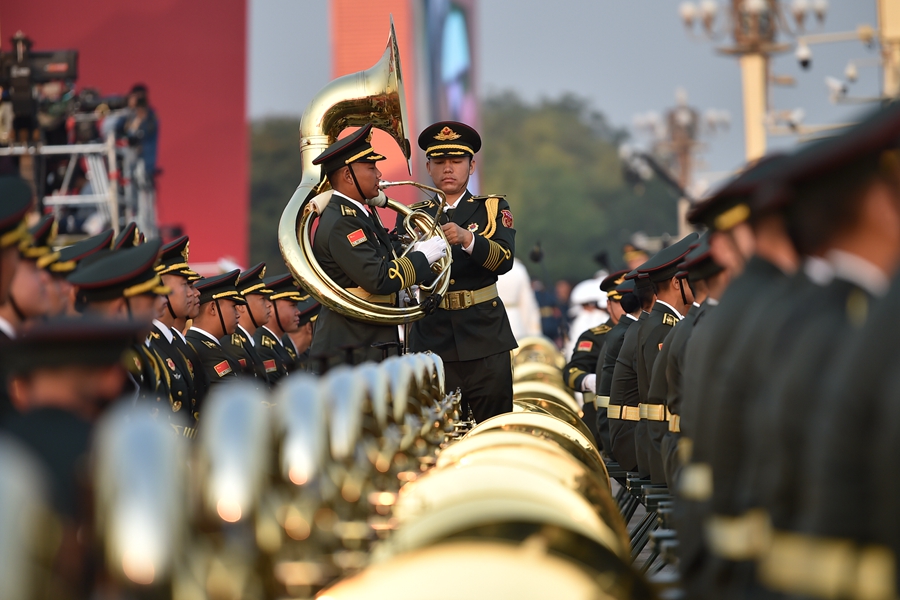 解放军联合军乐团在广场就位后进行准备工作和试奏。据了解，解放军联合军乐团此次演奏是从开国大典至今历次阅兵以来演奏曲目最多的一次，不少曲目是为此次阅兵量身打造的全新作品，此次也是历次女演奏员最多的一次。