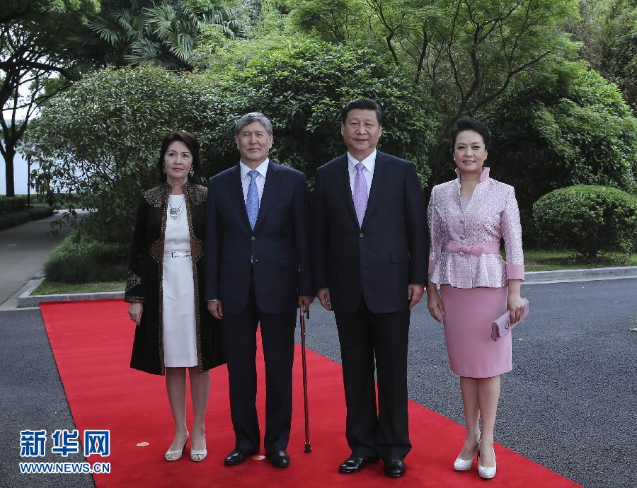 会谈前，习近平在上海西郊会议中心广场为阿坦巴耶夫举行欢迎仪式。新华社记者 兰红光 摄 