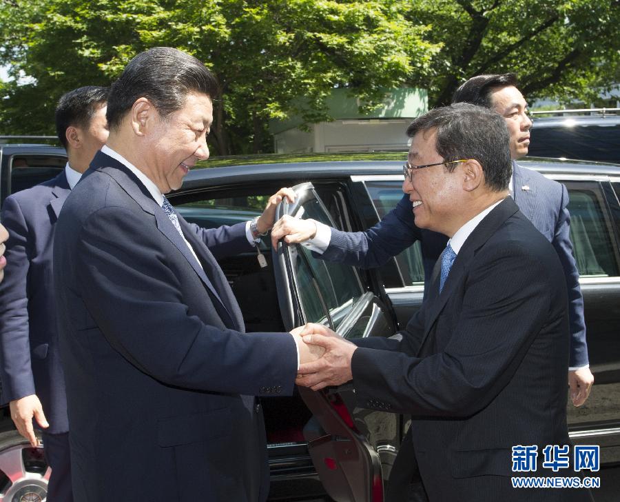 7月4日，国家主席习近平在韩国国立首尔大学发表题为《共创中韩合作未来　同襄亚洲振兴繁荣》的重要演讲。这是首尔大学校长吴然天迎接习近平主席。新华社记者 谢环驰 摄 