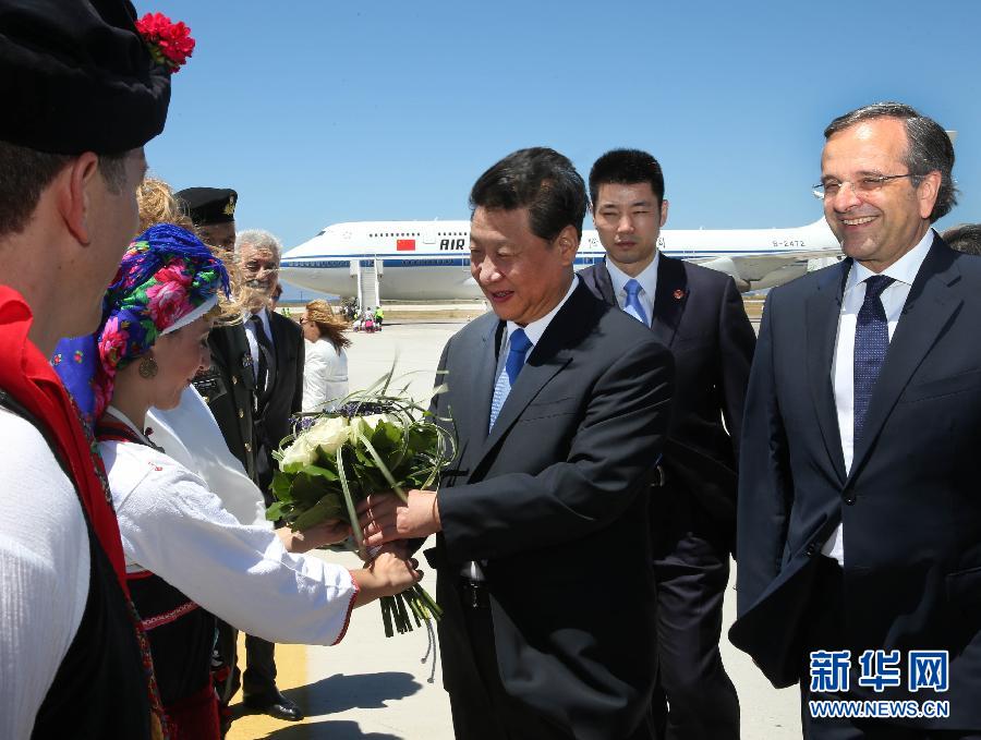 这是身着当地传统服装的希腊青年向习近平献花。 新华社记者 兰红光摄  