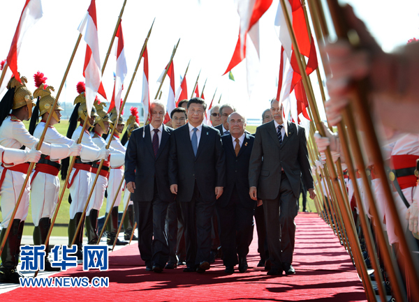 7月16日，国家主席习近平在巴西利亚会见巴西参议长卡列罗斯和众议长阿尔维斯。这是习近平步入国会大厦。 新华社记者 刘建生 摄 