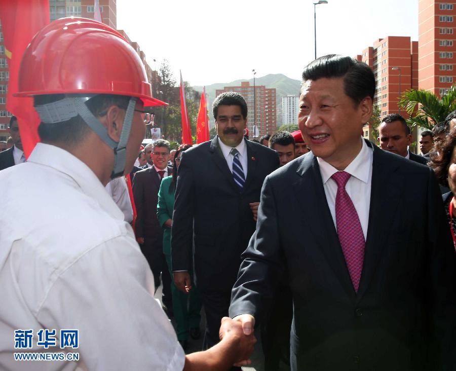 当地时间7月21日，国家主席习近平在委内瑞拉总统马杜罗陪同下在加拉加斯参观蒂乌娜社会住房项目。  新华社记者 兰红光 摄