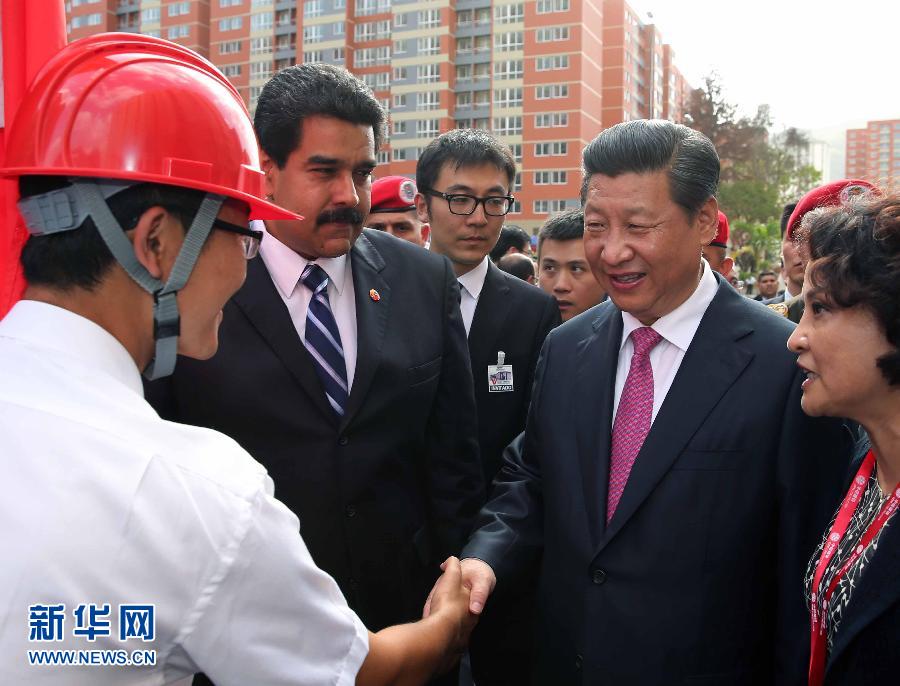 当地时间7月21日，国家主席习近平在委内瑞拉总统马杜罗陪同下在加拉加斯参观蒂乌娜社会住房项目。 新华社记者 兰红光 摄