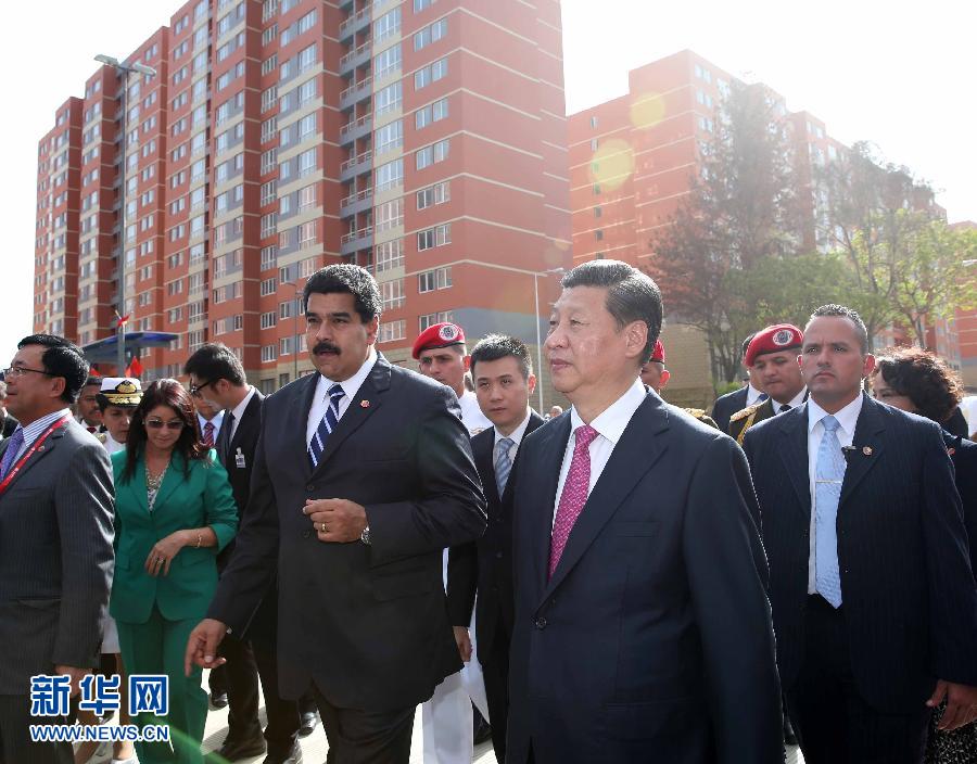 当地时间7月21日，国家主席习近平在委内瑞拉总统马杜罗陪同下在加拉加斯参观蒂乌娜社会住房项目。 新华社记者 兰红光 摄