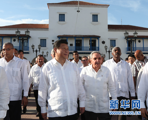 当地时间7月23日，国家主席习近平在古巴国务委员会主席兼部长会议主席劳尔·卡斯特罗全程陪同下，访问古巴第二大城市、被称为“英雄城”的圣地亚哥。这是习近平和劳尔参观圣地亚哥市政府。新华社记者兰红光 摄