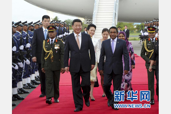 9月14日，国家主席习近平抵达马累，开始对马尔代夫进行国事访问。习近平和夫人彭丽媛在机场受到马尔代夫总统亚明夫妇的热情迎接。新华社记者 张铎 摄 