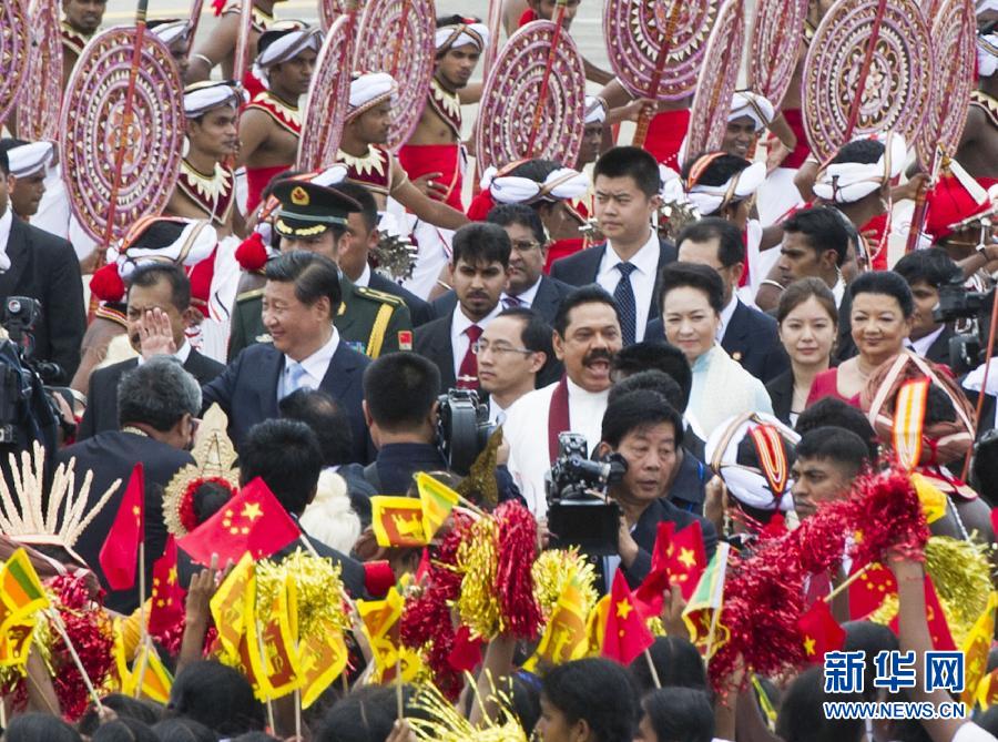 9月16日，国家主席习近平抵达科伦坡，开始对斯里兰卡进行国事访问。在班达拉奈克国际机场，习近平和夫人彭丽媛受到拉贾帕克萨总统夫妇热情迎接。新华社记者黄敬文摄 