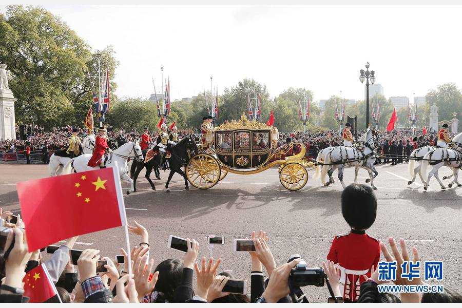 这是习近平和夫人彭丽媛在女王夫妇陪同下，乘坐皇家马车前往白金汉宫下榻。新华社记者 周磊 摄